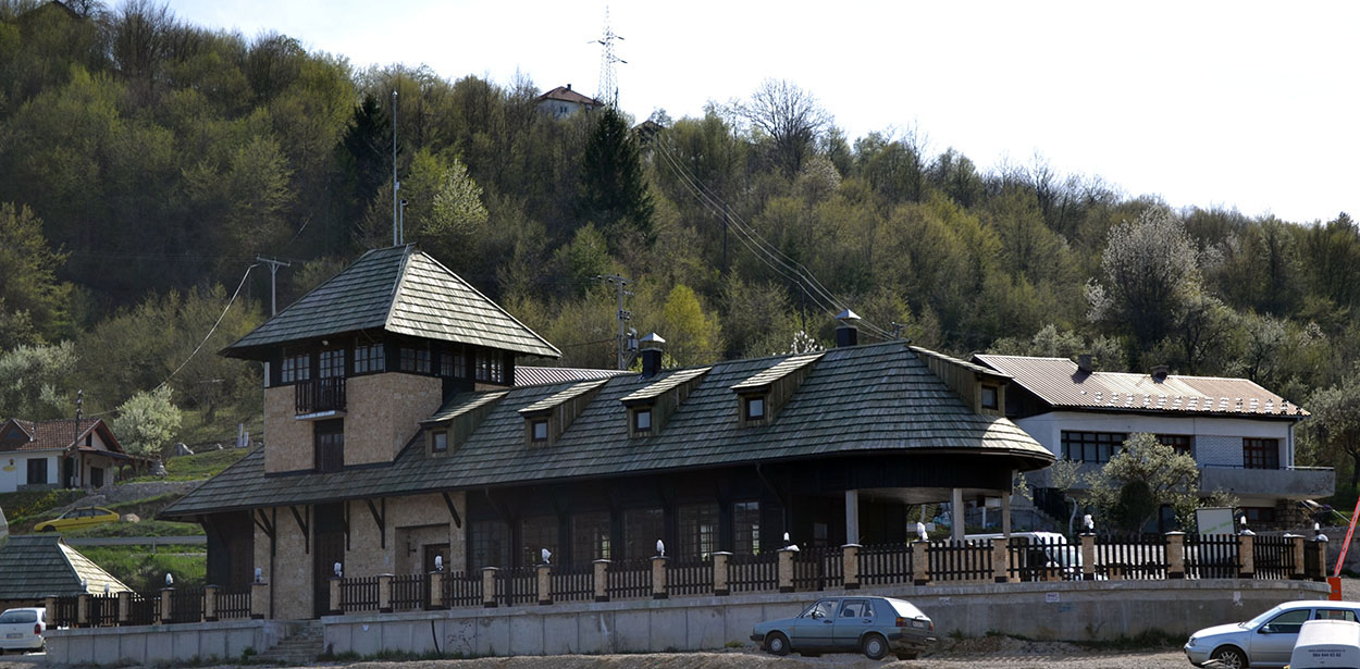 Vizitorski centar na Zlatarskom jezeru Vizitorski centar se nalazi na obali Zlatarskog jezera u mestu Kokin Brod. Sa ovom mesta polazi brod skela koja žitelje obližnjih sela vozi do svojih kuća.