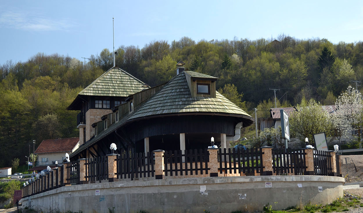 Vizitorski centar na Zlatarskom jezeru Vizitorski centar se nalazi na obali Zlatarskog jezera u mestu Kokin Brod. Sa ovom mesta polazi brod skela koja žitelje obližnjih sela vozi do svojih kuća.