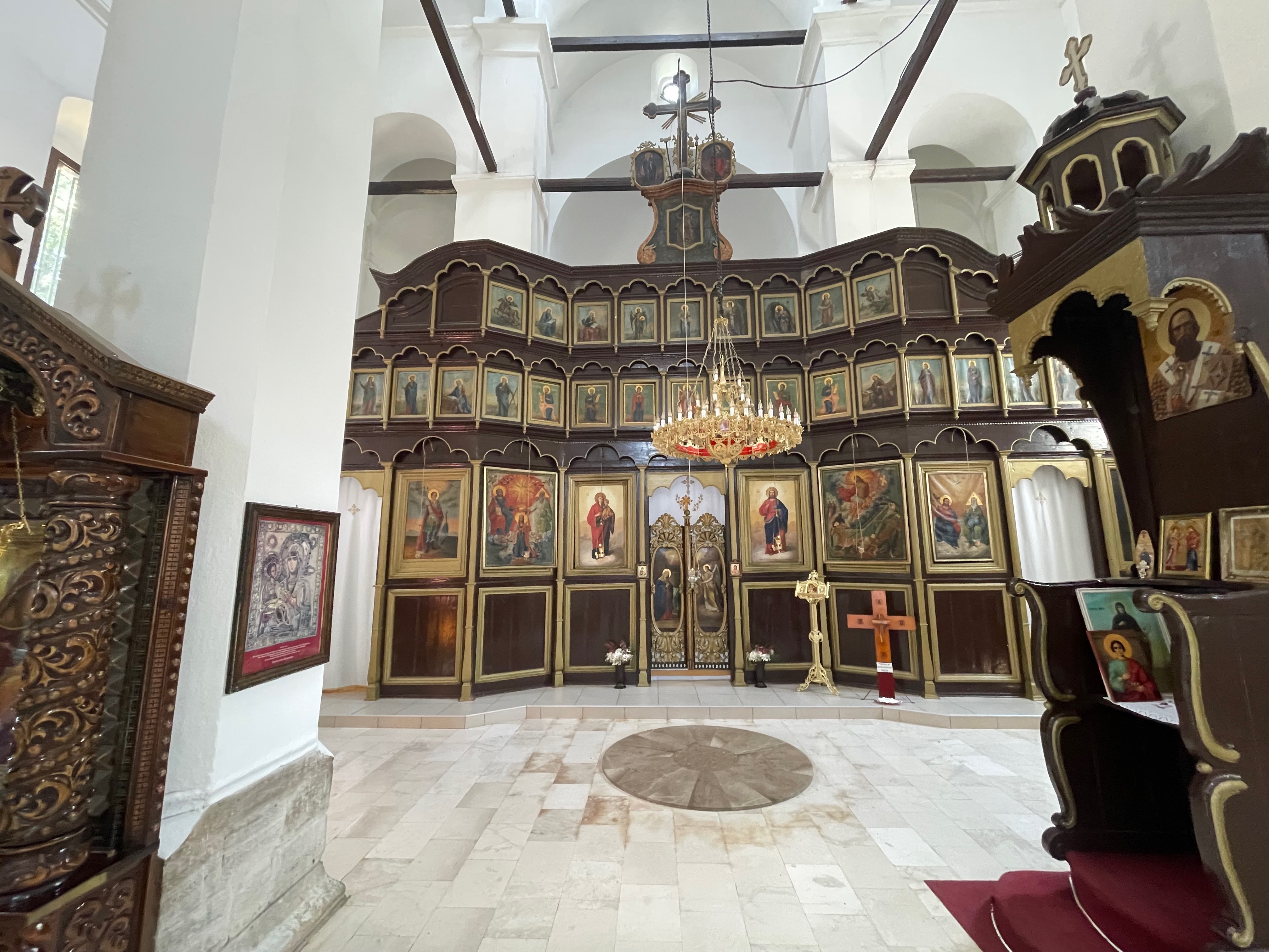 Олтар цркве Свете тојице у Новој Вароши 